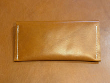 Load image into Gallery viewer, Medium Carl in Caramel