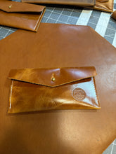 Load image into Gallery viewer, Medium Carl in Heritage Brown