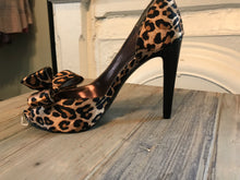 Load image into Gallery viewer, Sassy Leopard Printed Heels